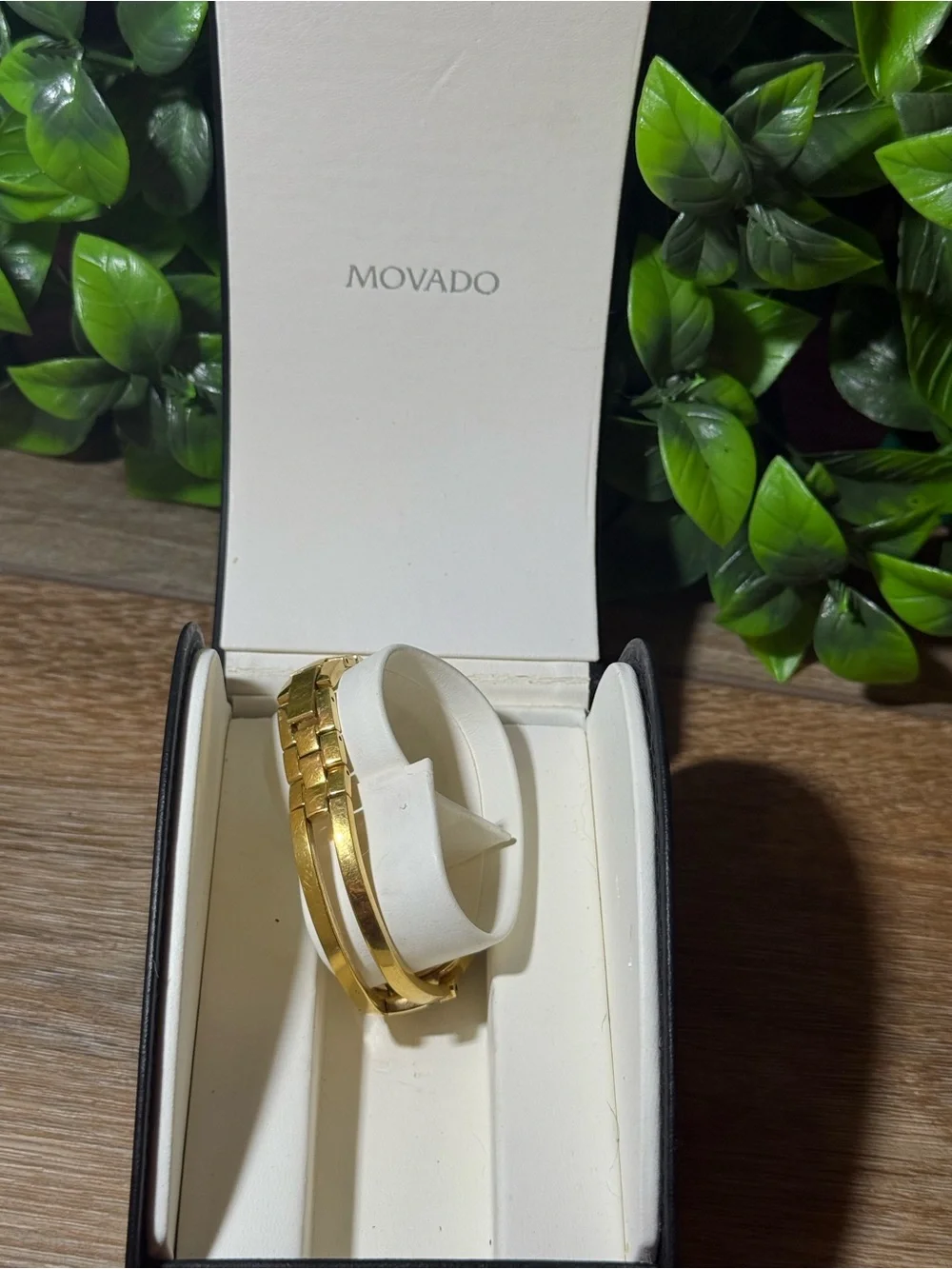 Movado Women’s Gold Tone Black Dial Swiss Watch 88 E4 1842 w/ Box & Extra Links